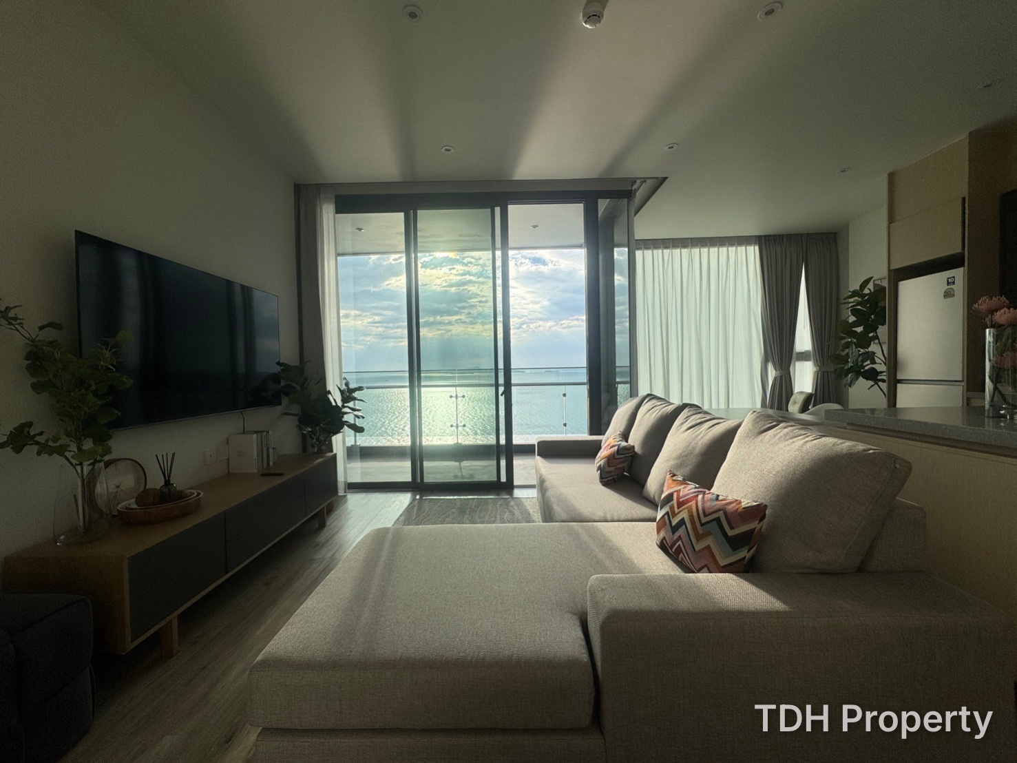2 Bedroom Condo for Rent and Sale at Arom Wongamart