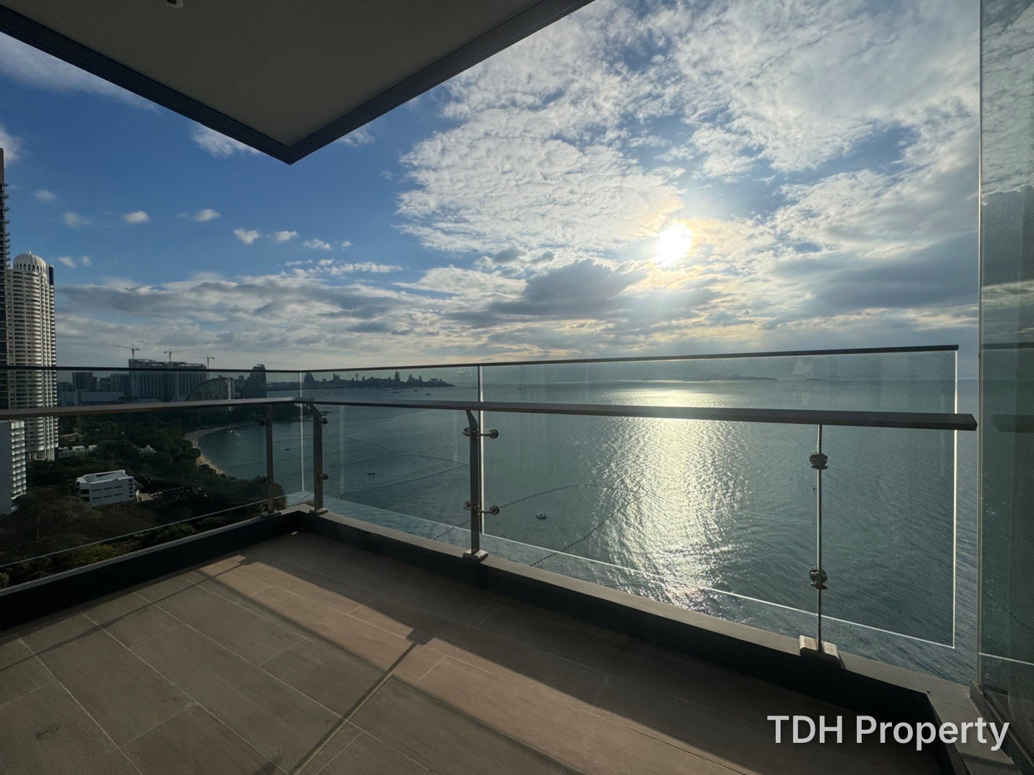 2 Bedroom Condo for Rent and Sale at Arom Wongamart