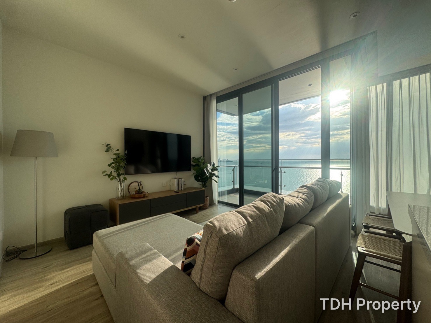 2 Bedroom Condo for Rent and Sale at Arom Wongamart