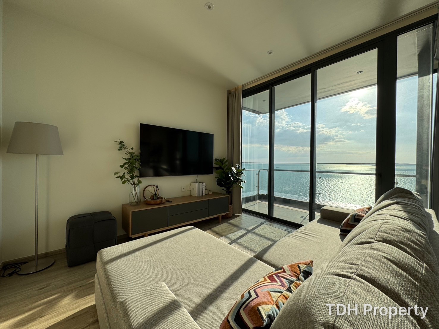 2 Bedroom Condo for Rent and Sale at Arom Wongamart