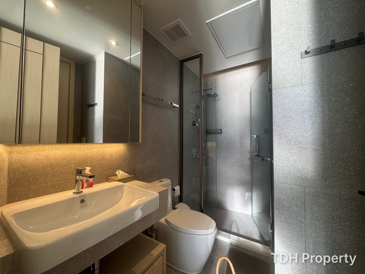 2 Bedroom Condo for Rent and Sale at Arom Wongamart