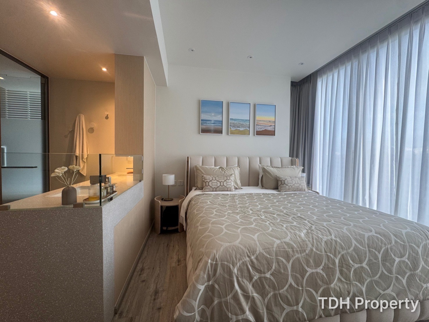 2 Bedroom Condo for Rent and Sale at Arom Wongamart