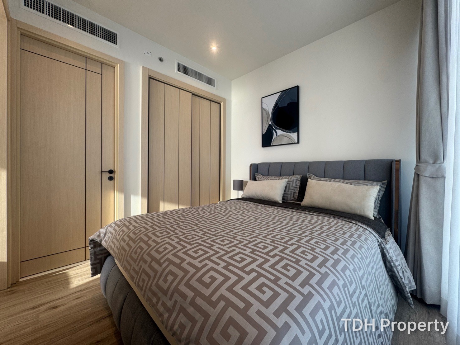 2 Bedroom Condo for Rent and Sale at Arom Wongamart