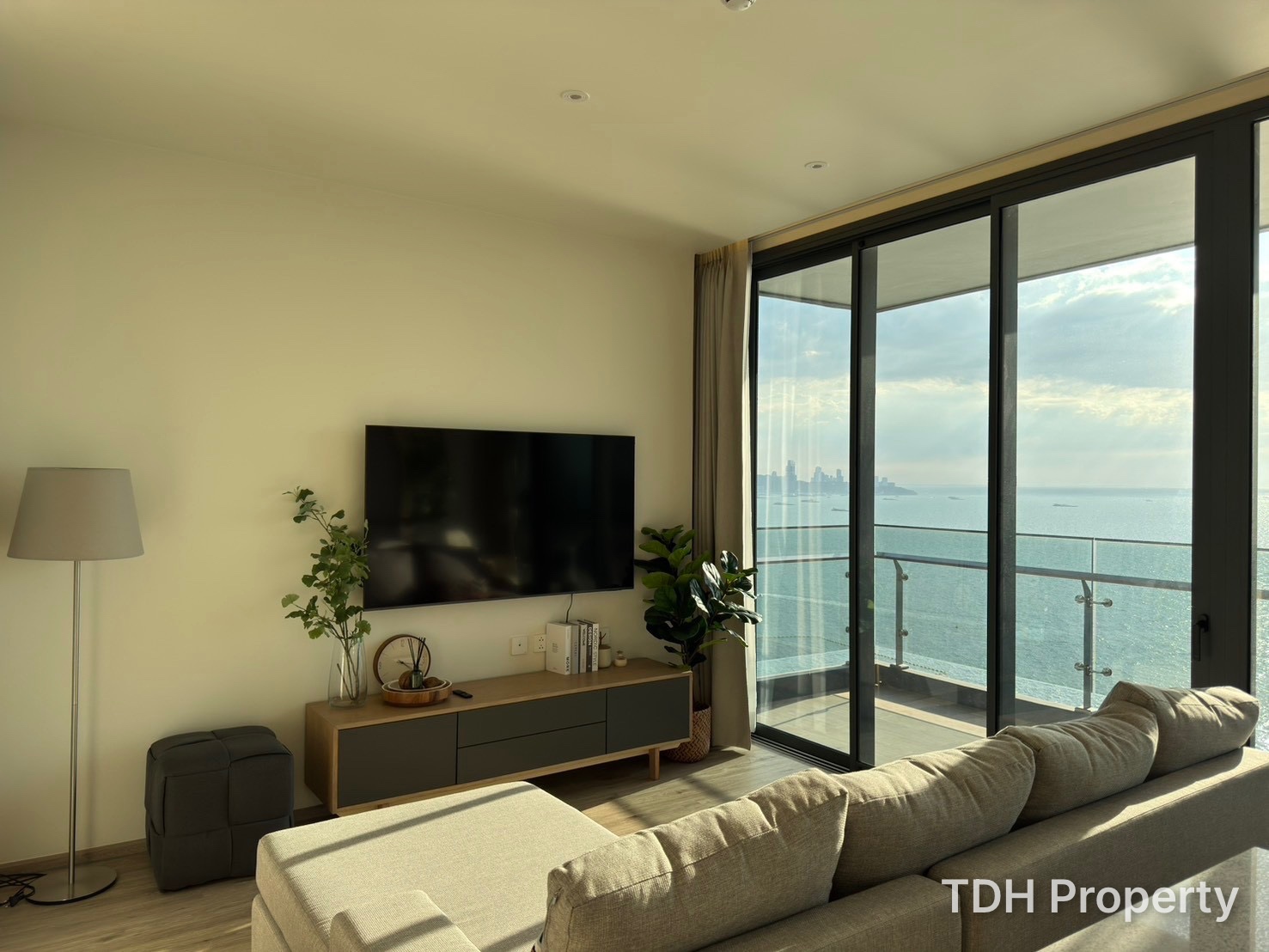2 Bedroom Condo for Rent and Sale at Arom Wongamart
